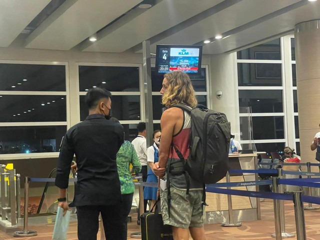 WN Kanada saat dideportasi - IST