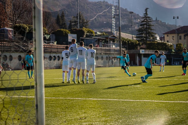 Posisi Badan Menendang Bola Jarak Jauh. (Foto: Unsplash/GregorioCavana)
