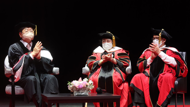 Megawati Soekarnoputri bersama Presiden Seoul Institute of the Arts (SIA) Nam Sik Lee (kiri) dan Ketua DPP PDIP Rokmin Dahuri (kanan) saat penganugerahan gelar profesor kehormatan di Seoul, Korea Selatan, Rabu (11/5/2022). Foto: PDIP