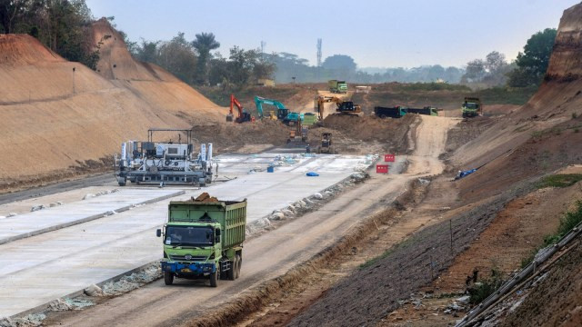 Sejumlah pekerja beraktivitas di area proyek pembangunan Jalan Tol Serang-Panimbang. Foto: ANTARA FOTO/Asep Fathulrahman