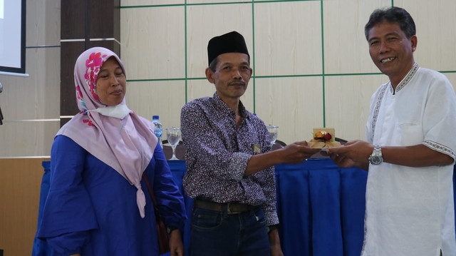 Kepala Sekolah SMKN 1 Turen, Drs Edy Prayoga MMTi (kanan) dan Drs Nur Alimin (tengah). Foto: dok