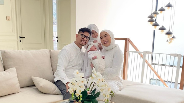 Potret keluarga Fitri Tropica. Foto: Instagram/@fitrop