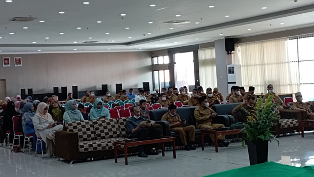 Kepala Dinas Syariat Islam Aceh Emk Alidar menggelar silaturahmi dengan ASN di kantornya pasca-lebaran Idul Fitri 1443 H. Foto: Dok. DSI
