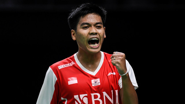 Pebulu tangkis tunggal putra Indonesia Syabda Perkasa Belawa melawan tunggal putra Korea Selatan Yun Gyu Lee dalam pertandingan babak penyisihan grup A Piala Thomas 2022 di Thailand. Foto: M Risyal Hidayat/Antara Foto 