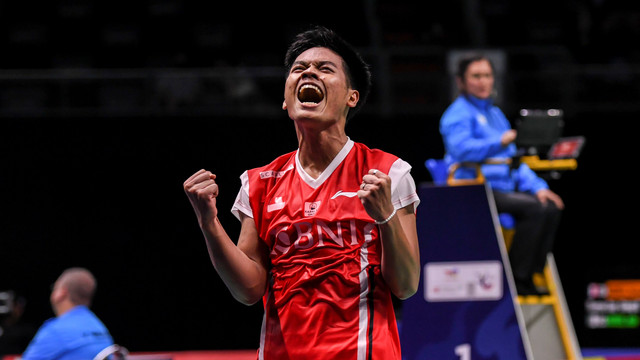 Pebulu tangkis tunggal putra Indonesia Syabda Perkasa Belawa melawan tunggal putra Korea Selatan Yun Gyu Lee dalam pertandingan babak penyisihan grup A Piala Thomas 2022 di Thailand. Foto: M Risyal Hidayat/Antara Foto