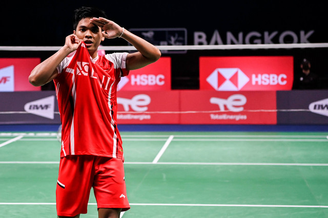 Pebulu tangkis tunggal putra Indonesia Syabda Perkasa Belawa melawan tunggal putra Korea Selatan Yun Gyu Lee dalam pertandingan babak penyisihan grup A Piala Thomas 2022 di Thailand. Foto: M Risyal Hidayat/Antara Foto