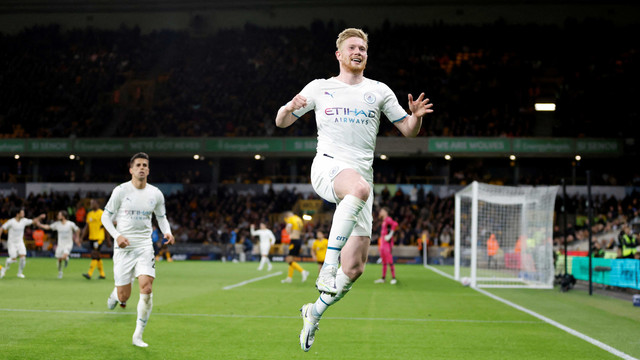 Selebrasi pemain Manchester City Kevin De Bruyne saat melawan Wolverhampton Wanderers Raul Jimenez pada pertandingan di Stadion Molineux, Wolverhampton, Inggris. Foto: Peter Powell/Reuters