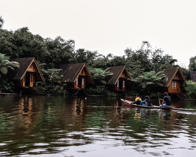 Harga tiket dusun bambu, Photo by ivan hermawan on Unsplash