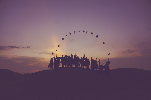  ucapan selamat lulus SMA. sumber foto: unsplash/ bayangan orang-orang