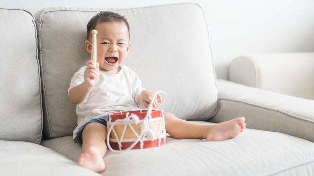 Ilustrasi anak bermain drum. Foto: MIA Studio/Shutterstock