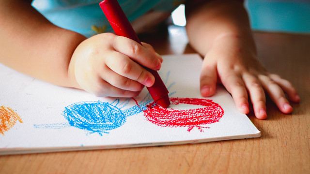 Ilustrasi anak mewarnai dengan krayon. Foto: chuchiko17/Shutterstock