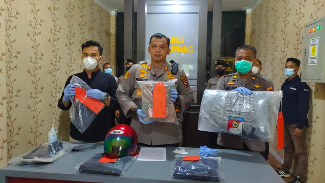 Kapolres Singkawang, AKBP Prasetyo Adhi Wibowo, menunjukkan barang bukti perampokan money changer yang dilakukan oleh kepala cabangnya sendiri. Foto: Dok Hi!Pontianak