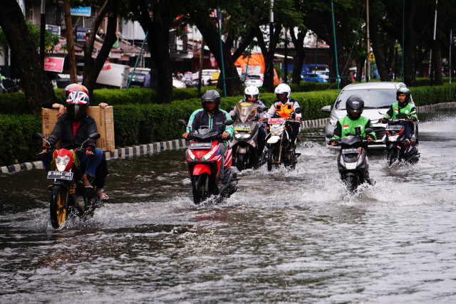 Ilustrasi aquaplaning terjadi. Foto: Jamal Ramadhan/kumparan