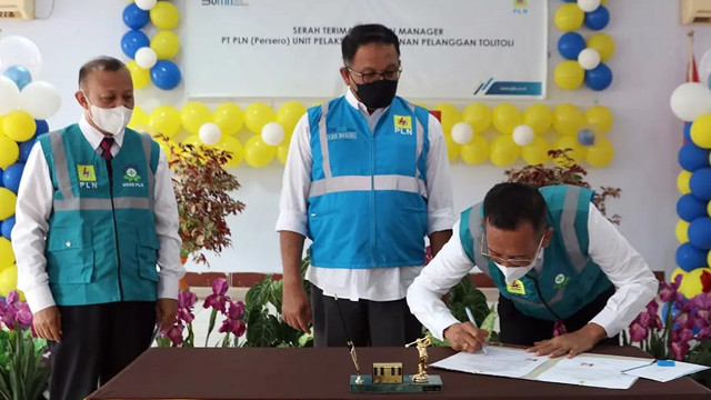 Serah Terima Jabatan Manager PLN UP3 Tolitoli dari Edy Saparta ke Rudiyanto Loleh yang disaksikan langsung GM PLN UIW Suluttenggo, Leo Basuki.