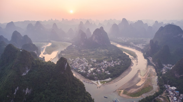 Lubang raksasa ditemukan di Provinsi Guangxi Zhuang, China. Foto: Fulltimegipsy/Shutterstock