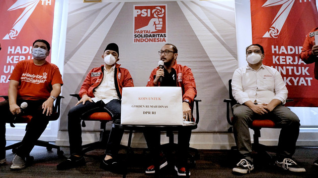 Partai Solidaritas Indonesia (PSI) menggelar gerakan 'Koin untuk Gorden Rumah Dinas DPR' di Basecamp DPP PSI Jl Wahid Hasyim No 194, Tanah Abang, Jakarta Pusat, Kamis (12/5/2022). Foto: Jamal Ramadhan/kumparan