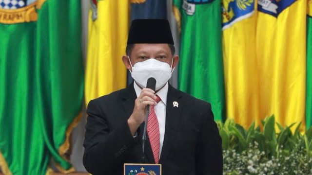 Menteri Dalam Negeri (Mendagri) Tito Karnavian lantik 5 PJ Gubernur di Gedung Kementerian Dalam Negeri, Jakarta, Kamis (12/5/2022). Foto: Kemendagri