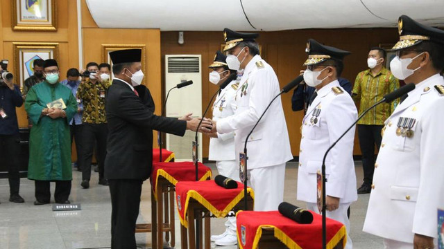 Menteri Dalam Negeri (Mendagri) Tito Karnavian lantik 5 PJ Gubernur di Gedung Kementerian Dalam Negeri, Jakarta, Kamis (12/5/2022). Foto: Kemendagri