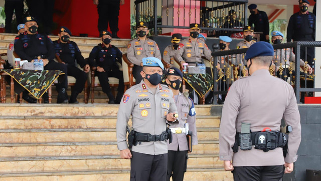 Kadiv Propam Polri Irjen Ferdy Sambo titip 136 anggota yang terlibat penyalahgunaan narkoba dibina di Brimob, Kamis (12/5/2022). Foto: Dok. Div Propam Polri
