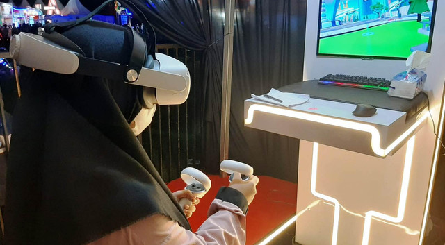 Salah seorang warga kota sedang mencoba teknologi metaverse di salah lokasi perayaan HUT Kota Kendari. Foto: Al-Pagala/kendarinesia.