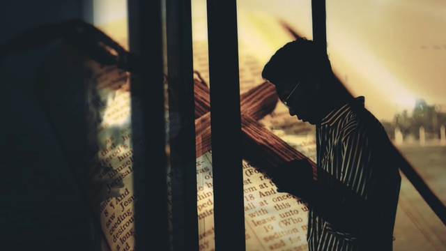 Ilustrasi tangkapan layar video musik Cinta Beda Agama oleh Vicky Salamor. Foto: YouTube/Pelita Utama