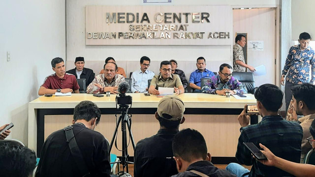 Konferensi pers di DPR Aceh terkait usulan kriteria PJ Gubernur Aceh, Kamis (12/5). Foto: Habil Razali/acehkini