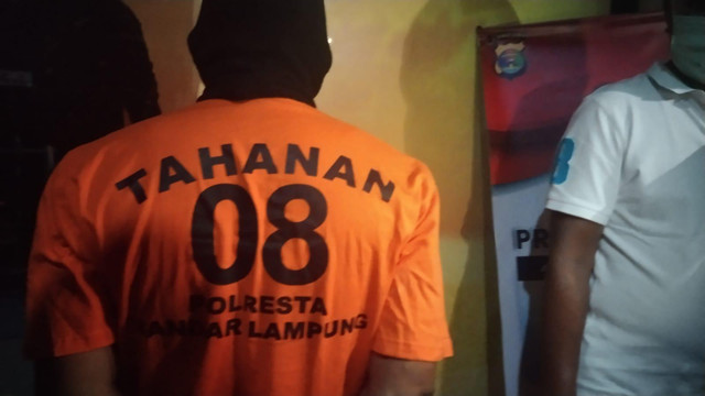 Tersangka kasus persetubuhan anak dibawah umur. | Foto: Bella Sardio/Lampung Geh