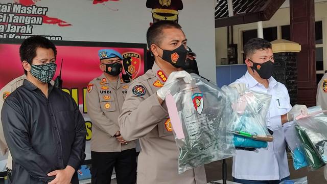 Kabid Humas Polda Jabar Kombes Ibrahim Tompo ketika menyampaikan keterangan pers terkait pembunuhan janda bernama Wiwin Sunengsih, di Mapolres Cimahi, Jawa Barat Kamis (12/5/2022). Foto: Rachmadi Rasyad/kumparan
