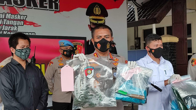 Kabid Humas Polda Jabar Kombes Ibrahim Tompo ketika menyampaikan keterangan pers terkait pembunuhan janda bernama Wiwin Sunengsih, di Mapolres Cimahi, Jawa Barat Kamis (12/5/2022). Foto: Rachmadi Rasyad/kumparan