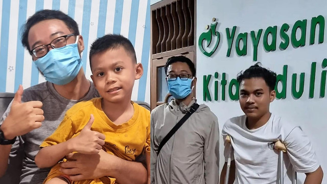 Kolase foto Gerry Prayudi dan beberapa pasien yang dibantu Yayasan Kita Peduli. FOTO: Dok Istimewa 