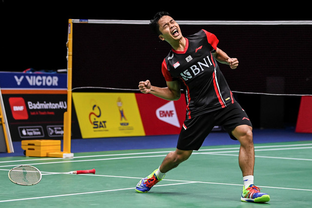 Ekspresi pebulu tangkis tunggal putra Indonesia Anthony Sinisuka Ginting usai mengalahkan lawannya pebulu tangkis tunggal putra China Zhao Jun Peng dalam pertandingan babak perempat final Piala Thomas 2022, Kamis (12/5/2022). Foto: M Risyal Hidayat/ANTARA FOTO