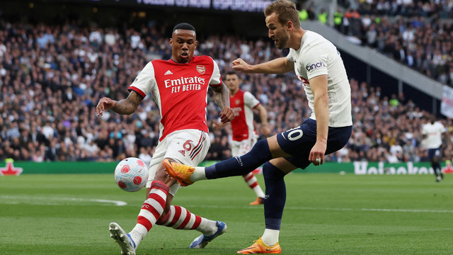 Pemain Arsenal Gabriel duel dengan Harry Kane dari  Tottenham Hotspur di Stadion Tottenham Hotspur, London, Inggris. Foto: Paul Childs/Reuters