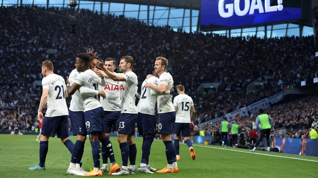 Selebrasi pemain Tottenham Hotspur saat melawan Arsenal di Stadion Tottenham Hotspur, London, Inggris. Foto: Paul Childs/Reuters
