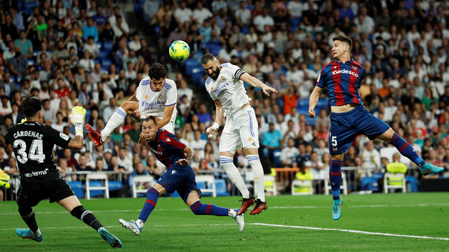 Pemain Real Madrid Karim Benzema mencetak gol keduanya saat melawan Levante di Santiago Bernabeu, Madrid, Spanyol. Foto: Susana Vera/Reuters