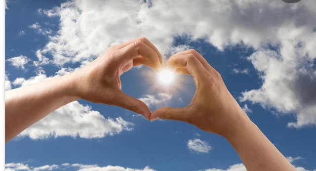 sumber gambar: https://pixabay.com/id/photos/cinta-jantung-membentuk-tangan-1672154