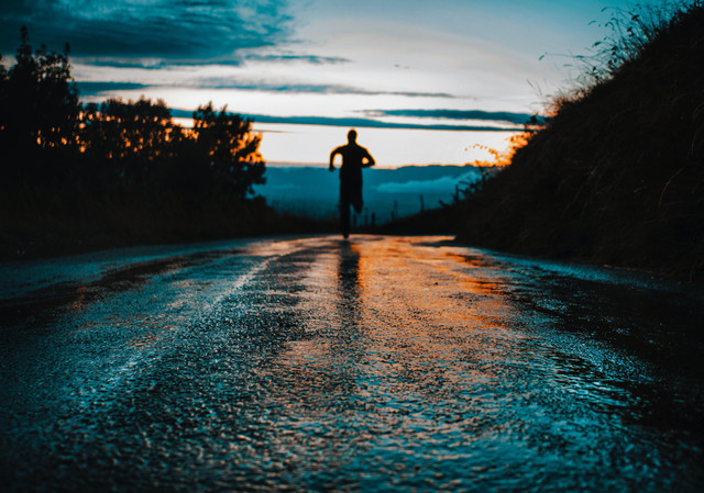 puisi perjuangan hidup. sumber foto : unsplash/bayangan orang berlari