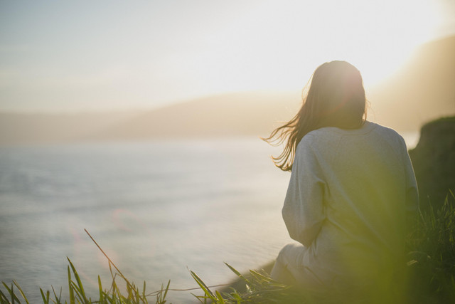 Kata Bijak Wanita Hebat. sumber foto : unsplash/wanita menggunakan baju lengan panjang