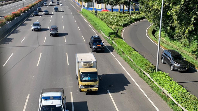 Kendaraan berotator melintas di Tol Jagorawi KM 5 arah Tol Cililitan, Jakarta, Jumat (13/5/2022). Foto: Nugroho GN/kumparan