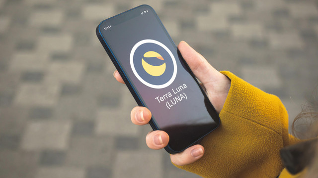 Logo Terra LUNA. Foto: FellowNeko/Shutterstock