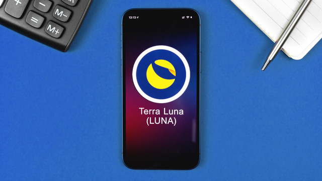 Logo Terra LUNA. Foto: FellowNeko/Shutterstock