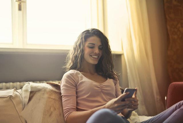 Ilustrasi pengguna smartphone. Foto: Andrea Piacquadio/Pexels