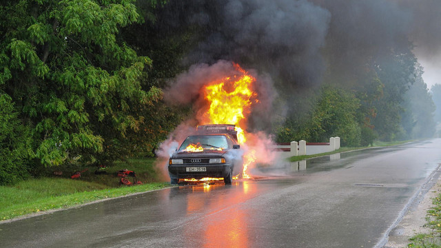 Ilustrasi mobil terbakar. Foto: Pixabay