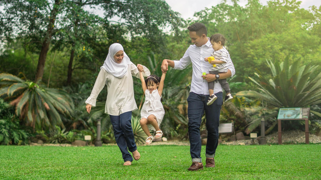 Ilustrasi keluarga liburan bersama. Foto: Kencana Studio/Shutterstock