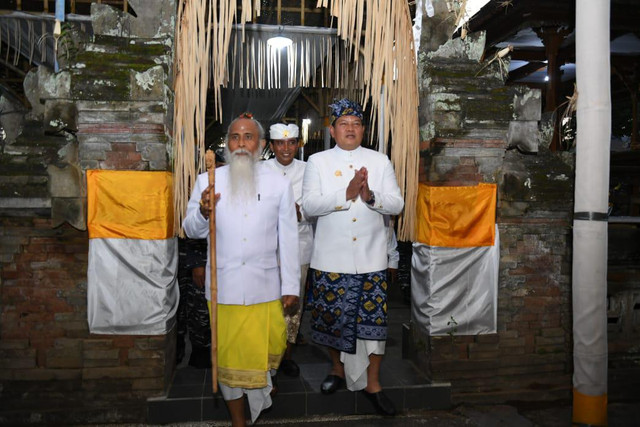 Laksamana TNI Yudo Margono saat dikukuhkan menjadi Warga Kehormatan Puri Ageng Blahbatuh, bertempat di Puri Ageng Blahbatuh, Jalan Udayana, Kecamatan Blahbatuh, Kabupaten Gianyar, Bali. Rabu (11/05) kemarin. Foto: Dok. dispenal42 mabesal