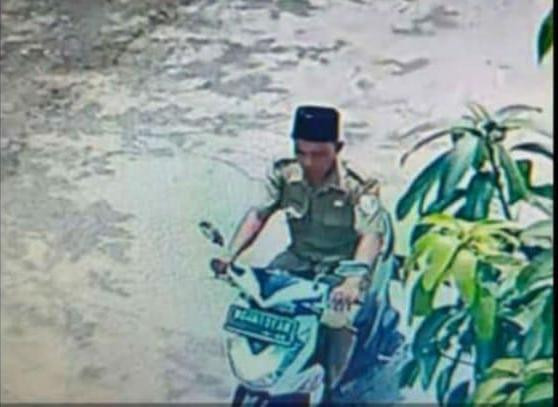 Salah satu pelaku curanmor yang terekam CCTV di Waykanan. | Foto: Ist