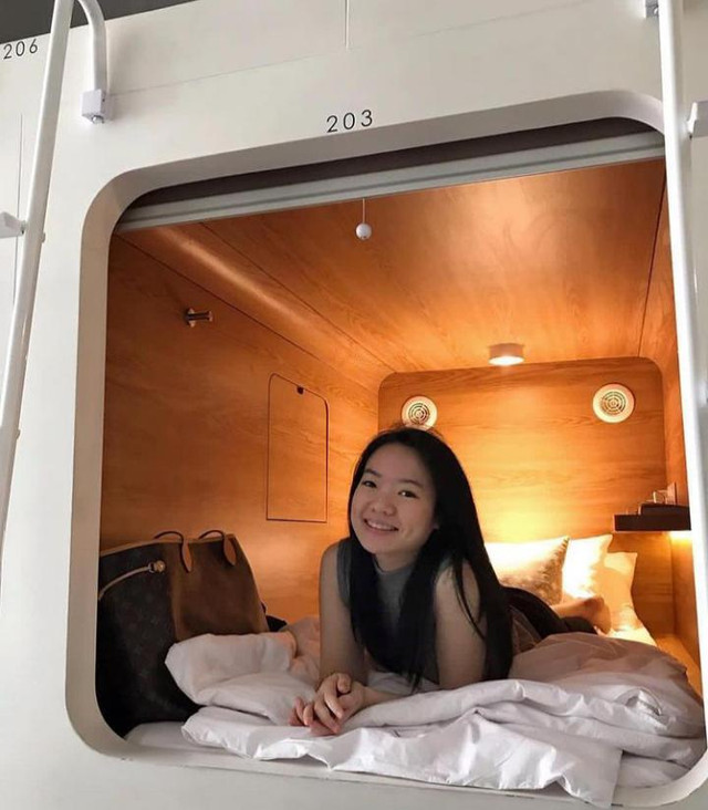 Ilustrasi wanita menginap di hotel kapsul Jakarta Foto: Instagram/ @kinicapsule