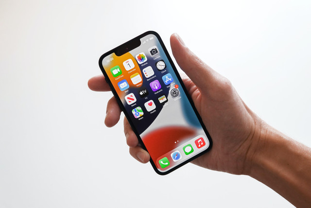 Ilustrasi kamera depan iPhone. Foto: Jeremy Bezanger/unsplash