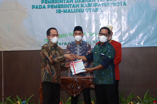 Jasri Usman, Wakil Wali Kota Ternate, saat menerima predikat WTP dari BPK. Foto: Istimewa