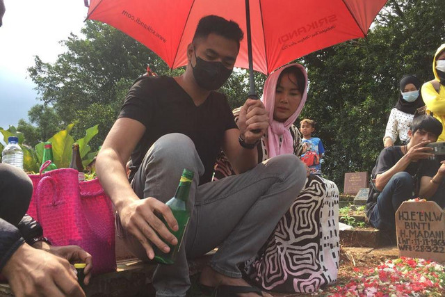 Ricky Miraza dan Kalina Oktarani di TPU Ciputat, Tangerang Selatan, Jumat (13/5/2022). Foto: Giovanni/kumparan