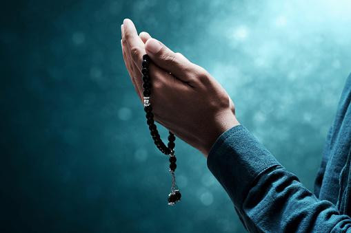 Ilustrasi seseorang membaca sholawat allahul kafi. Foto: Unsplash.com